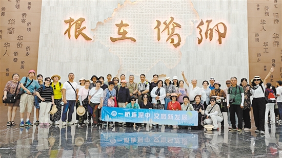 深圳旅游團到中國僑都華僑華人博物館參觀。