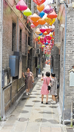 深圳游客在啟明里拍照留念。