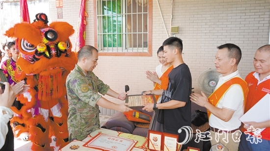 喜報小分隊將三等功喜報送到立功軍人梁斌華手中。