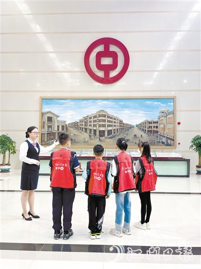 中國銀行臺(tái)山支行在網(wǎng)點(diǎn)內(nèi)設(shè)置華僑文化展區(qū)，介紹臺(tái)山與中國銀行的深厚淵源。