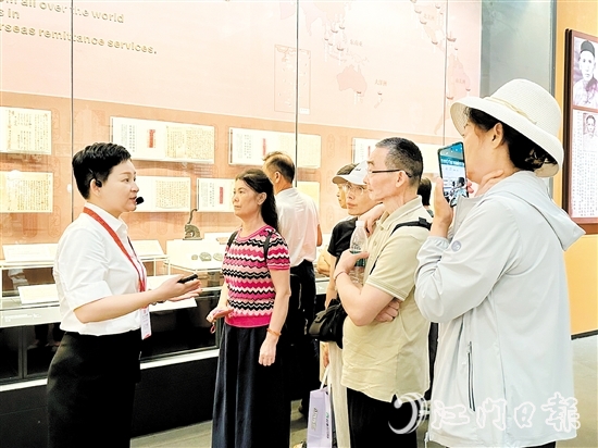 深圳游客參觀中國僑都華僑華人博物館。