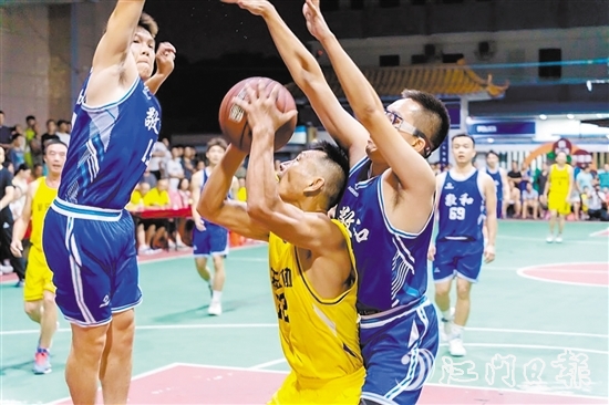 平均年齡40歲的“籃協(xié)U40”球員在賽場上奮力拼搏。
