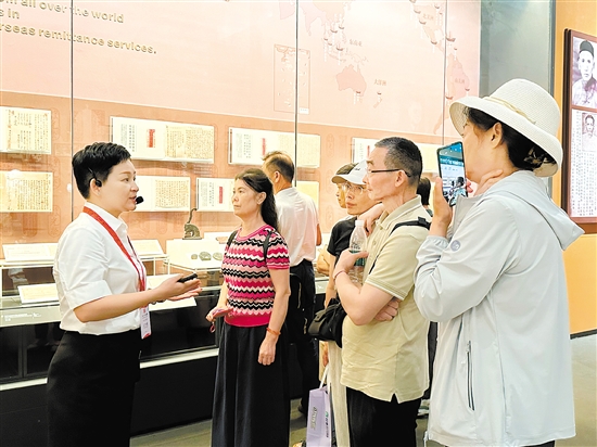 深中通道開通后，深圳游客在中國僑都華僑華人博物館“打卡”。