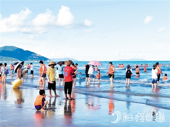 濱海游吸引眾多游客。