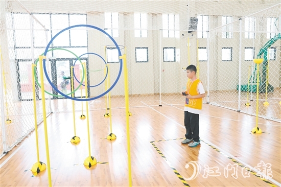 在比賽中，參賽選手熟練地完成起飛、降落、爬升、緊急迫降等模擬動(dòng)作。