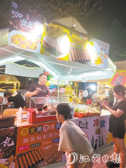 夜幕降臨，合優(yōu)集市各攤位“煙火氣”升騰，特色美食、小吃紛紛出爐。