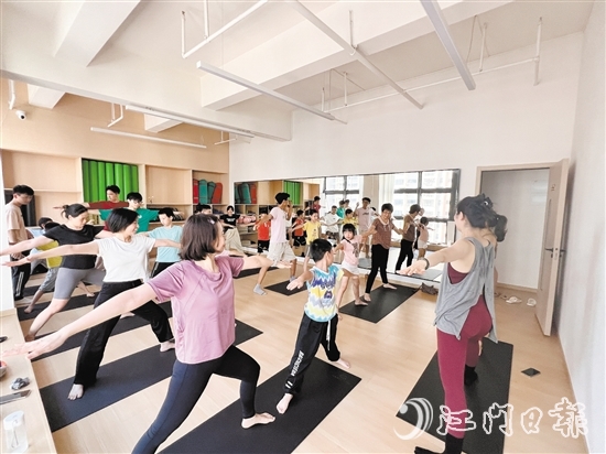 居民參加永賢社區(qū)舉辦的活力健身操及親子瑜伽“鄰”距離健康系列活動。