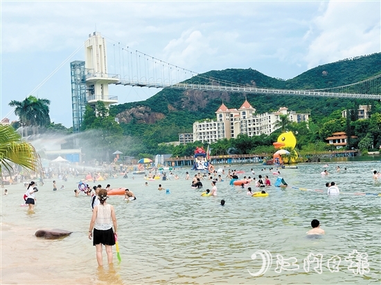 近期，新會古兜溫泉度假區(qū)陽光沙灘水公園里每天都有絡繹不絕的游客。