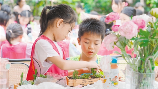 江門職工子女托管活動(dòng)深受歡迎，但是“一位難求”。圖為職工子女在上實(shí)踐課，體驗(yàn)種植多肉植物。