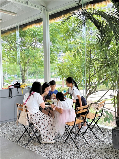 市民在自然美景中享受閑暇時光。