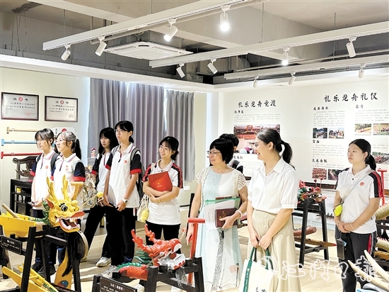 五邑大學“邑龍同舟”實踐團走進禮樂街道，了解禮樂龍舟文化。