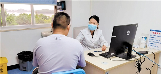 醫(yī)生為就診人制定個(gè)性化減肥方案。
