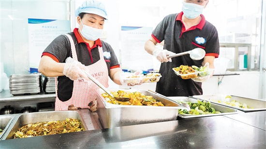 江門市第二人民醫(yī)院食堂的食材采購(gòu)、烹飪加工、菜品設(shè)計(jì)、餐具消毒均按照合理、科學(xué)的標(biāo)準(zhǔn)執(zhí)行。