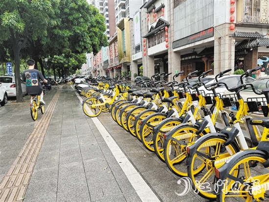 共享單車的出現(xiàn)，為不少市民的出行帶來了方便。