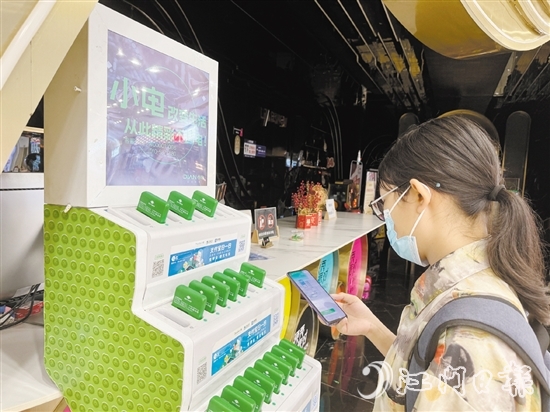 市民在使用共享充電寶。