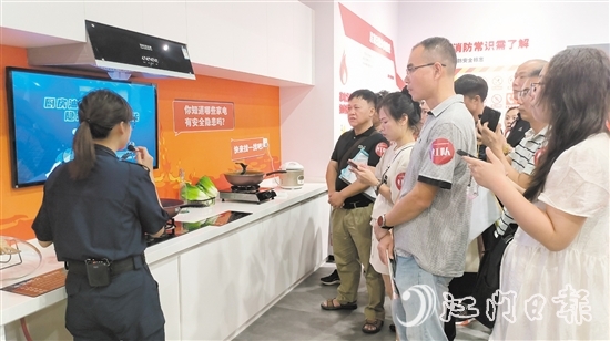 參訓(xùn)人員開展線下實(shí)踐活動(dòng)，了解廚房安全知識(shí)。