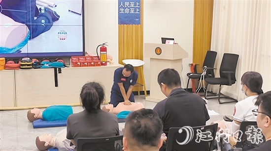 參訓(xùn)人員學(xué)習(xí)專業(yè)心肺復(fù)蘇與AED的使用。