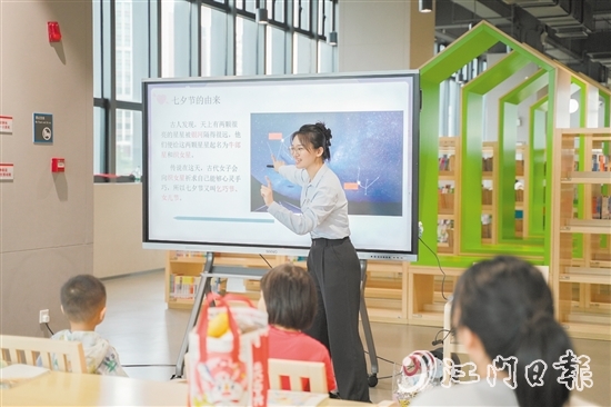 暑假期間，區(qū)圖書館開展親子活動(dòng)，滿足讀者需求。