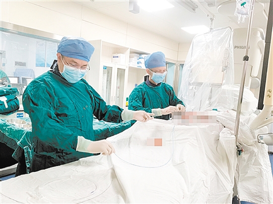 江門市中心醫(yī)院獨(dú)立完成珠中江地區(qū)首例心肌梗死后室間隔缺損介入封堵手術(shù)。