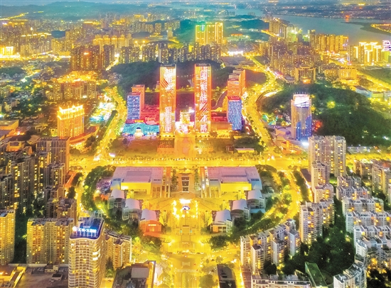 環(huán)五邑華僑廣場商圈夜色璀璨，這個商圈區(qū)域范圍約110萬平方米，包括江門萬達廣場、江門大融城、中天新地廣場等多個大型商業(yè)綜合體，集購物、餐飲、住宿、休閑、娛樂等多元文旅業(yè)態(tài)于一體，年均人流量約3000萬人次，區(qū)域內零售、餐飲類經營主體約1000家，月均營業(yè)收入約1.8億元。