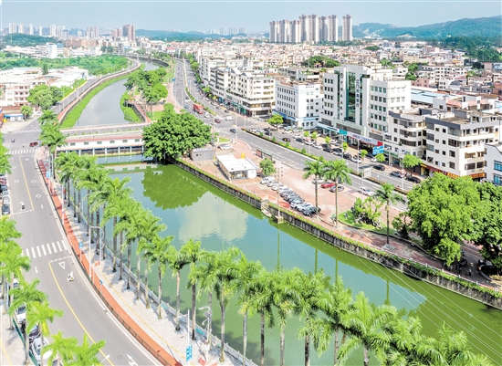 杜阮鎮(zhèn)按照“七個一”標準，全面美化圩鎮(zhèn)主街外立面，升級改造江杜中路、中心社區(qū)路等，沿杜阮河一河兩岸建成3公里碧道和河濱公園慢行系統(tǒng)，圩鎮(zhèn)面貌煥然一新。
