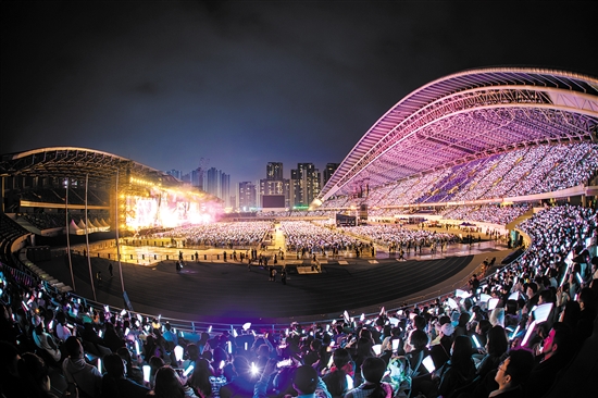 在濱江體育中心，張學友、許冠杰、譚詠麟、張韶涵、楊千嬅等歌星曾在此舉行演唱會。世界排球聯賽（廣東·江門站）、東京奧運會亞洲男排資格賽、第22屆亞洲U20女子排球錦標賽等60多場國內外大型賽事在此舉行，讓江門文旅產業(yè)展現出新生機、新活力。