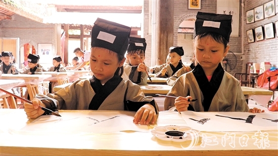 孩子們寫(xiě)下“人”字，開(kāi)筆破蒙。