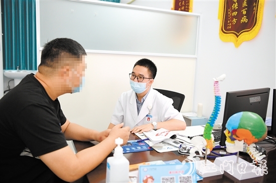 溫力生為疼痛患者看診。