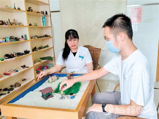 心理治療師為“開(kāi)學(xué)綜合征”學(xué)生進(jìn)行沙盤(pán)治療。