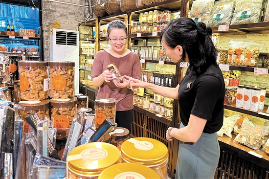 美籍華人李旻禧在草坪里經(jīng)營土特產(chǎn)店和咖啡店。