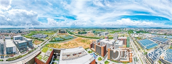 江海區(qū)產(chǎn)業(yè)新城拔地而起，駛?cè)氚l(fā)展快車道。邱昱