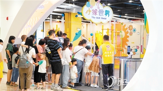 近年來，江海區(qū)人口大幅增長。區(qū)科技館深受家長和小朋友的歡迎。陳嬋