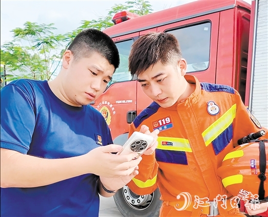 陳澎指導同事在新媒體平臺進行消防宣傳。