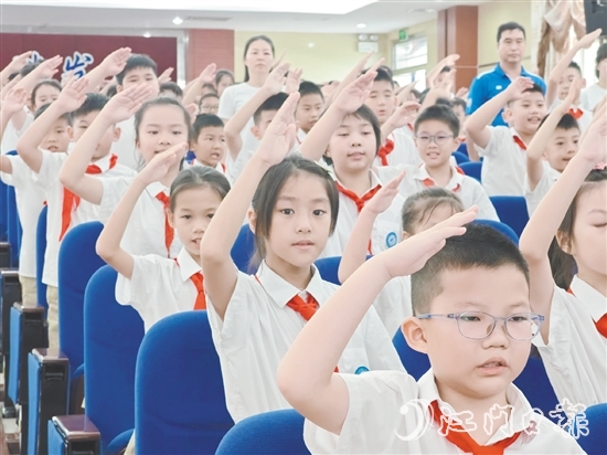 江華小學(xué)學(xué)生在開學(xué)典禮上齊唱《驕傲的少年》，鼓勵(lì)自己成為生活和學(xué)習(xí)中的冠軍。郭永樂(lè)