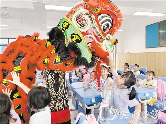鶴山一中附小邀請(qǐng)醒獅隊(duì)到課室送祝福，學(xué)生與醒獅進(jìn)行互動(dòng)。陳佩筠