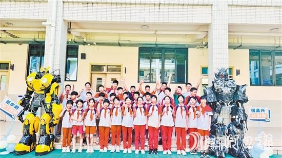 臺(tái)山碧桂園學(xué)校老師化身變形金剛迎接學(xué)生到校。