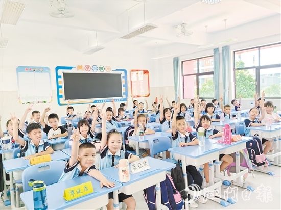 臺(tái)城二小林榮源校區(qū)迎來(lái)兩個(gè)班級(jí)的一年級(jí)新生。