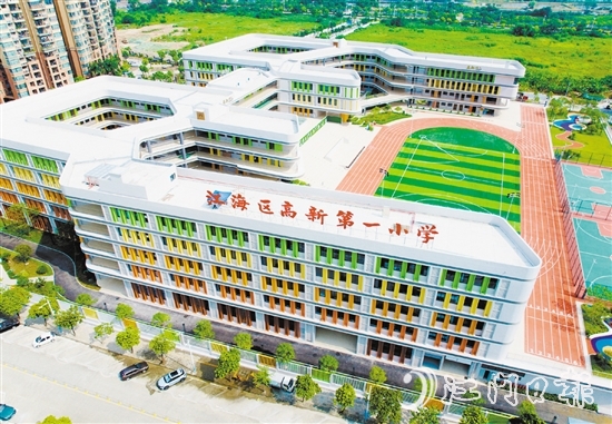 江海區(qū)高新第一小學(xué)建筑富有現(xiàn)代感。