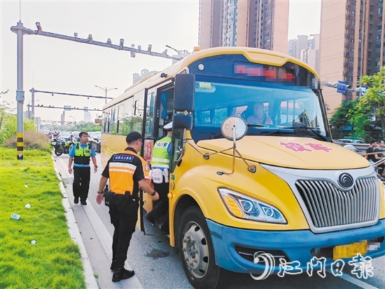 江門市輕騎兵交通志愿服務(wù)隊志愿者和交警走上校車開展交通安全宣傳。