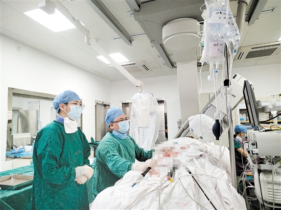 醫(yī)生為患者施行心外膜室速射頻消融術(shù)。