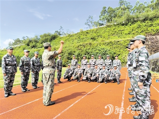 預定新兵頭頂烈日，在教練員的指揮下進行訓練。