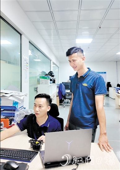 喻廣正與團隊成員討論研發(fā)細節(jié)。