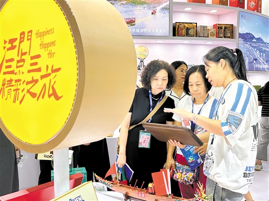 工作人員向觀眾介紹文創(chuàng)產(chǎn)品。