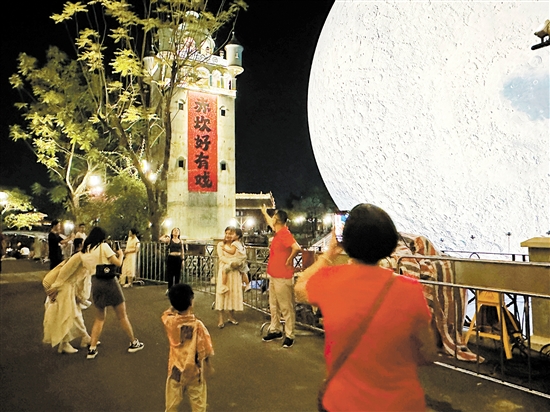 市民游客在赤坎華僑古鎮(zhèn)拍照留念。
