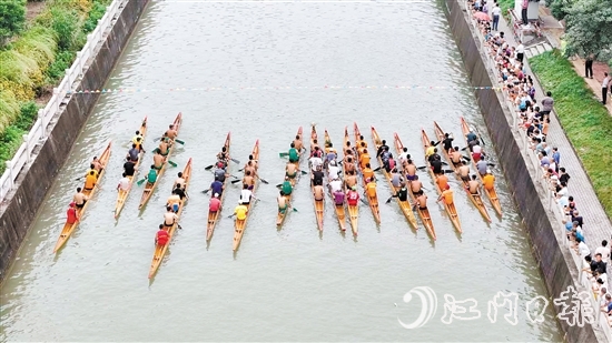 中秋假期，外海街道開展五人艇爭霸賽訓練賽，吸引群眾駐足觀賽。劉瓊