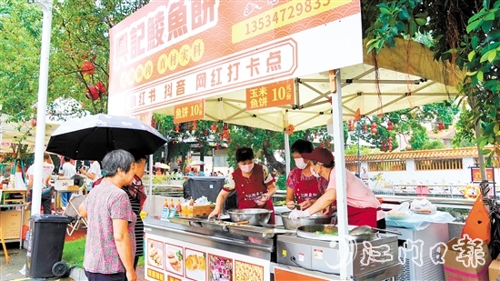 在荷塘鎮(zhèn)高村村，假期魚餅攤檔頗受歡迎。