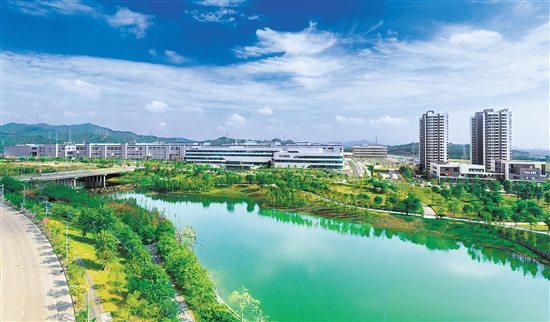 新會智造產(chǎn)業(yè)園鳳山湖園區(qū)納入江門市大型產(chǎn)業(yè)集聚區(qū)北組團范圍，是中歐（江門）中小企業(yè)國際合作區(qū)的重要組成部分，同時納入省產(chǎn)業(yè)轉(zhuǎn)移工業(yè)園管理，已落戶項目7個（投試產(chǎn)項目4個），2023年實現(xiàn)規(guī)上工業(yè)產(chǎn)值約22.65億元。