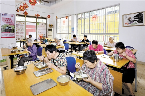 北門社區(qū)長者食堂是新會區(qū)首家投入運營的長者食堂，由維達(dá)慈善基金會資助。目前，會城街道共有3家社區(qū)長者食堂，解決了100多名長者每天的膳食問題。