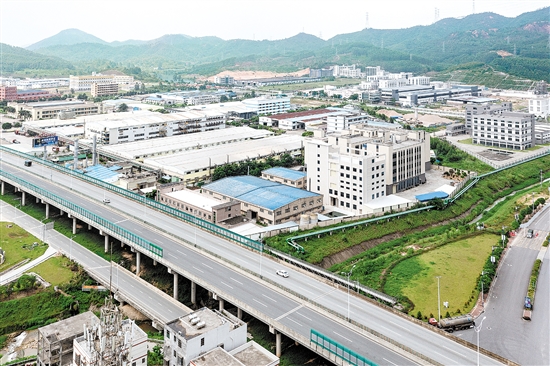 2019年以來，位于古井鎮(zhèn)的珠西新材料集聚區(qū)共引進(jìn)企業(yè)項目30個，現(xiàn)有規(guī)模以上企業(yè)22家，2023年實現(xiàn)規(guī)模以上工業(yè)總產(chǎn)值約64億元。