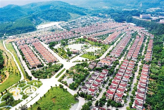2023年，會城街道奇榜村集體收入突破6000萬元。圖為奇榜新村按園林小區(qū)模式整體規(guī)劃、統(tǒng)一標(biāo)準(zhǔn)建設(shè)的401幢農(nóng)民別墅。